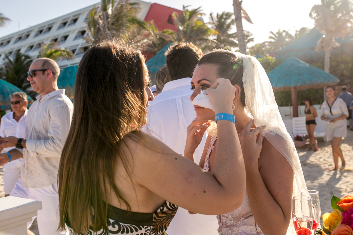 amiga enxugando as lágrimas da noiva