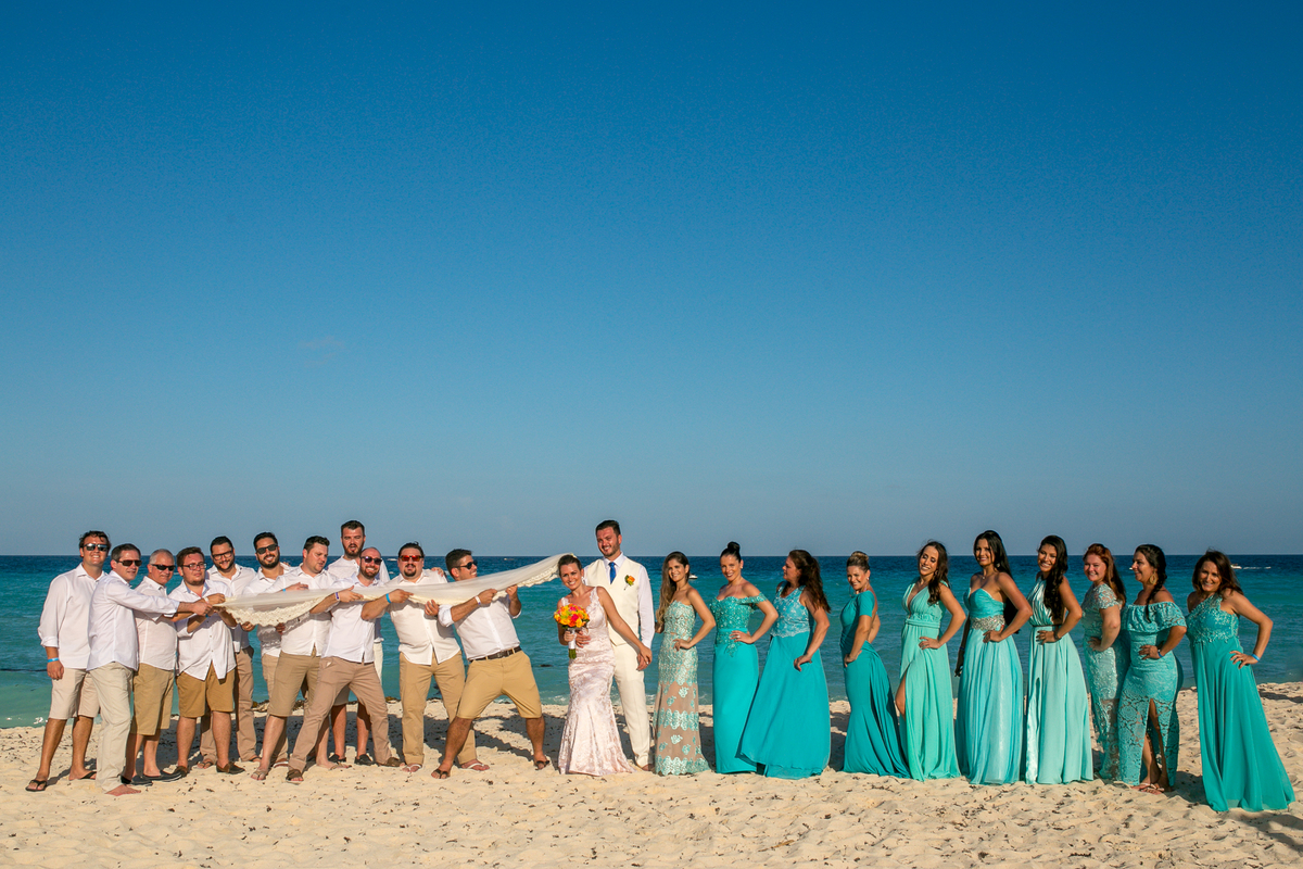 padrinhos e madrinhas posando pra foto