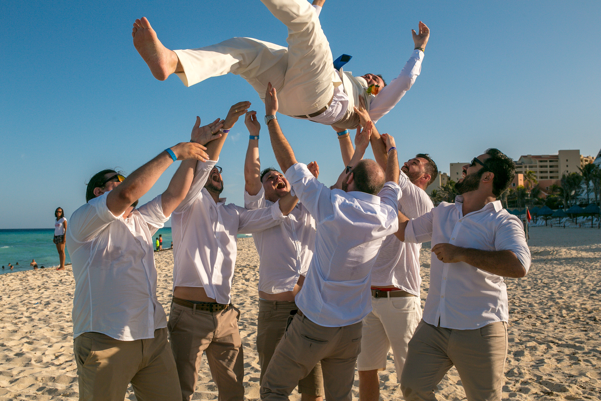 padrinhos jogando o noivo