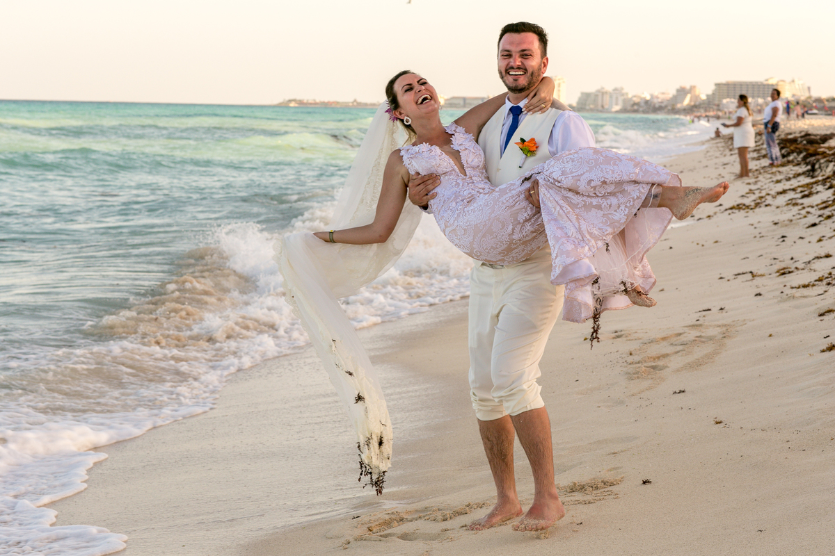 noivos caminhando na praia