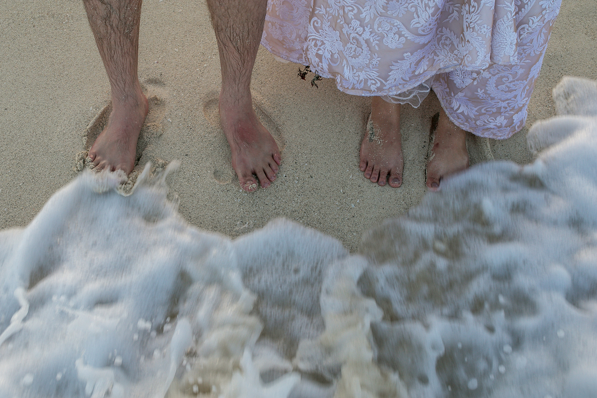 noivos molhando os pés na praia