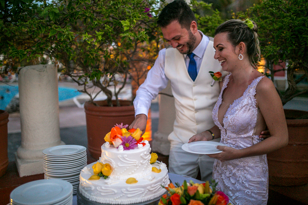 noivos cortando o bolo
