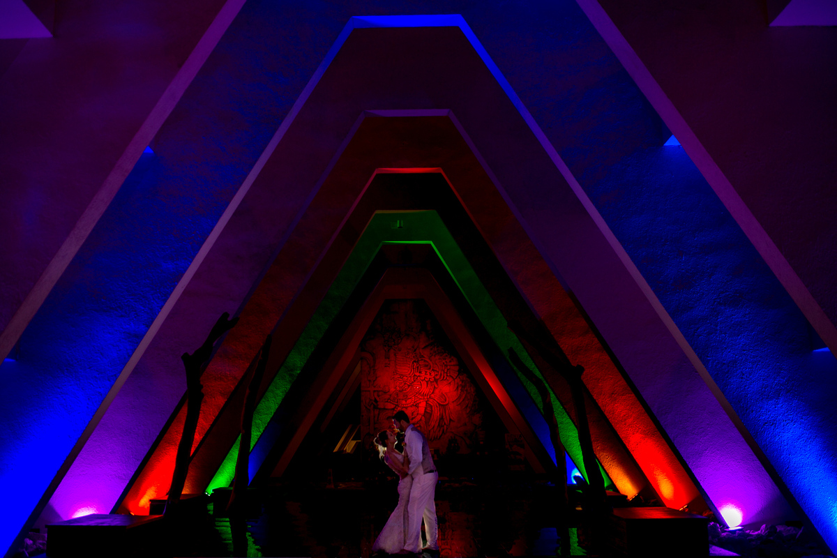 noivos posando para a foto