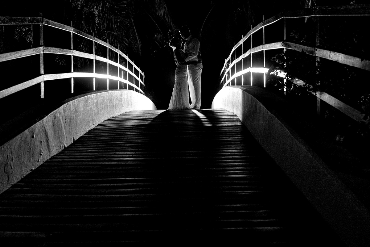 noivos posando para a foto