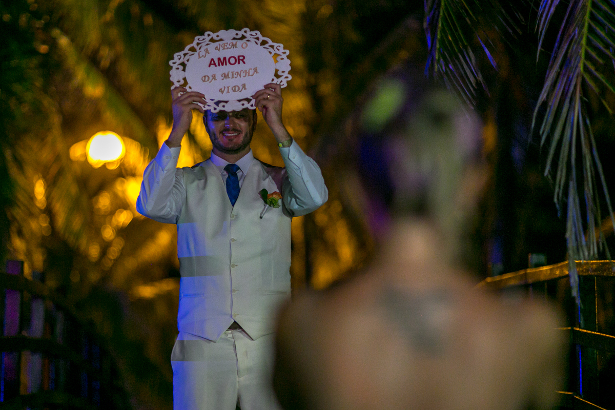 noivo exibindo placa
