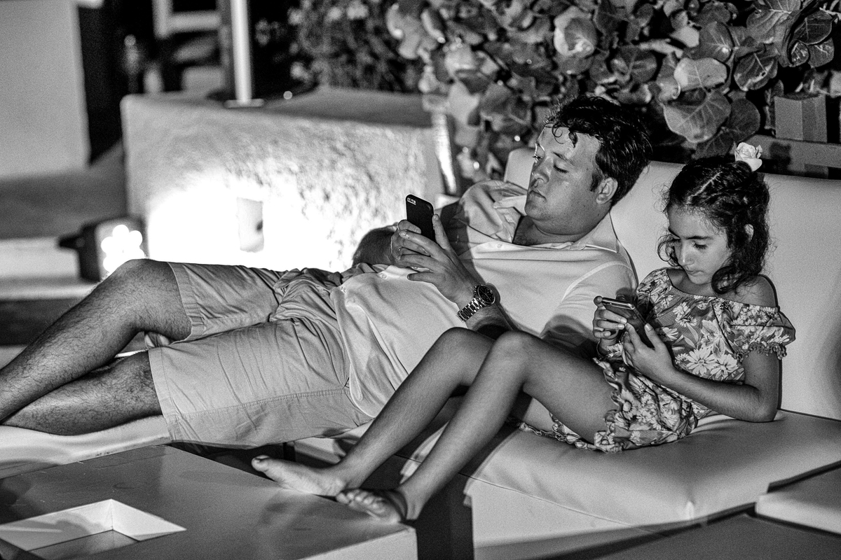 convidados aguardando a chegada dos noivos na recepção 