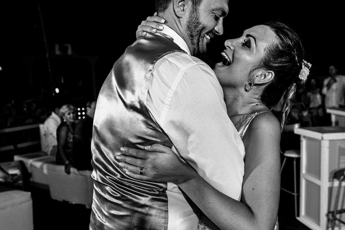 noivos dançando felizes