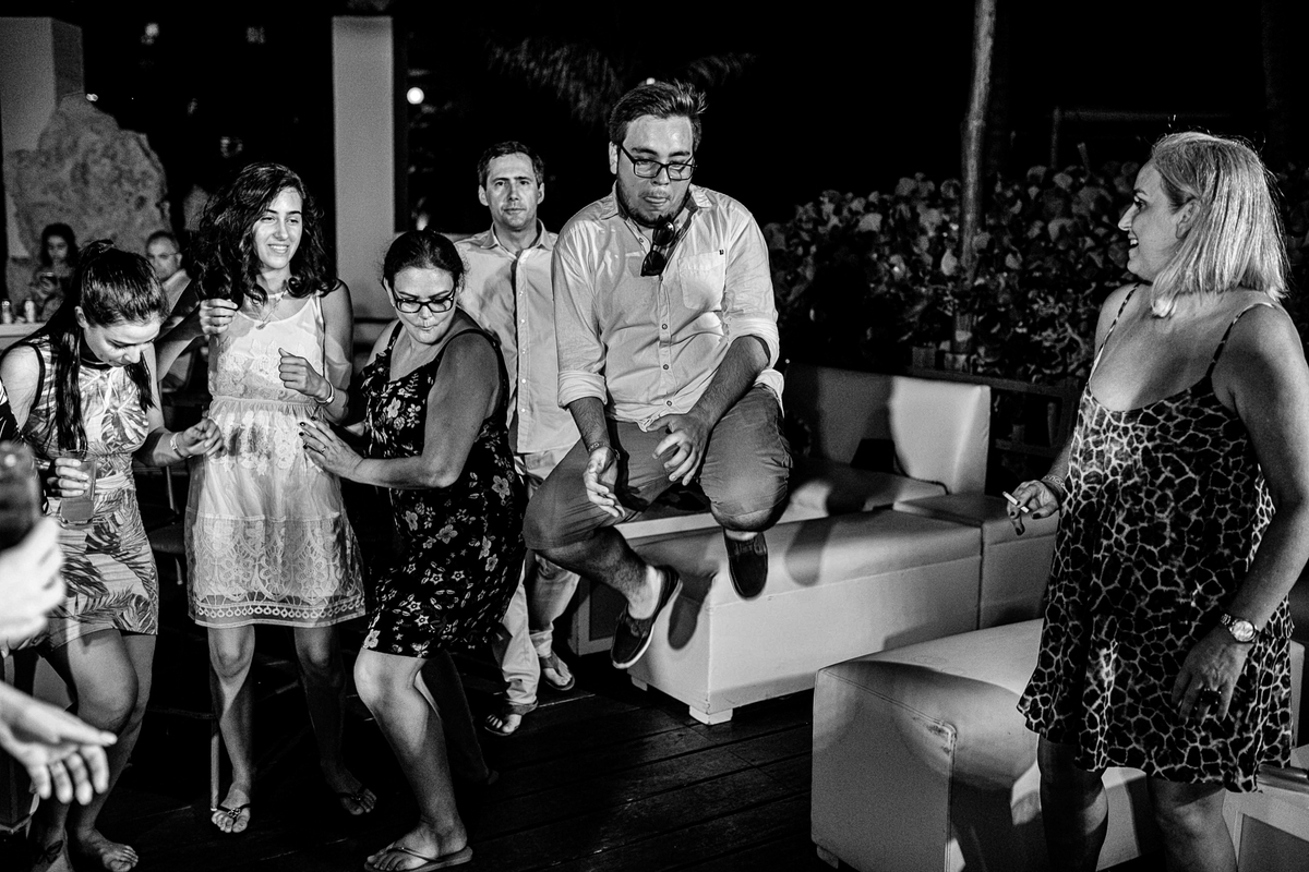 irmão da noiva dançando