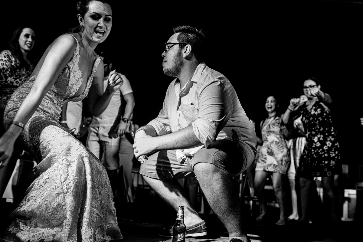 noiva e irmão dançando