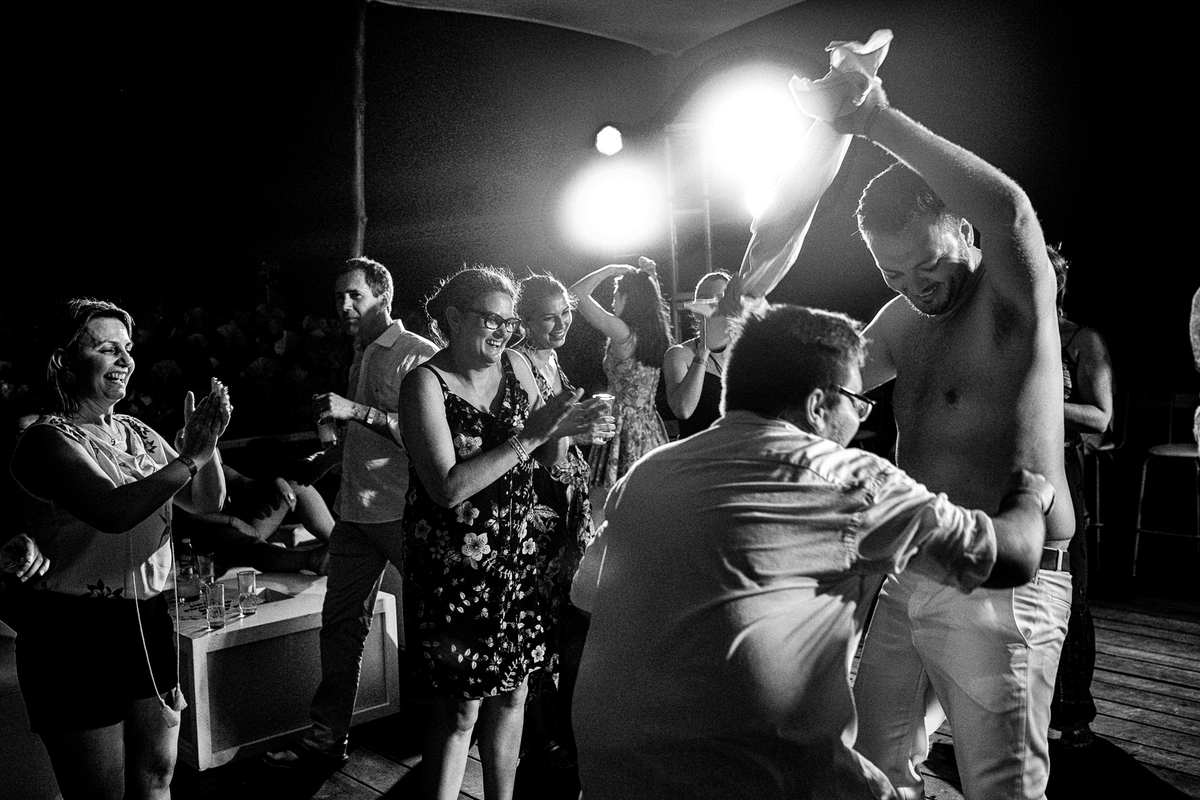 noivo dançando com os convidados