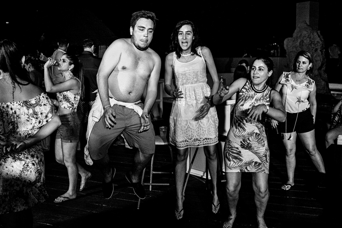 convidados dançando