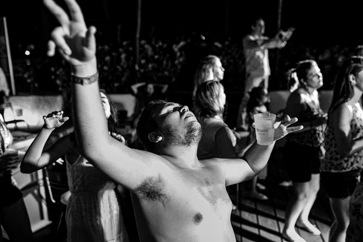 irmão da noiva dançando