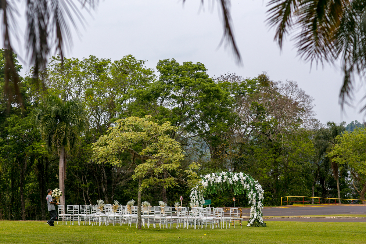 acertando últimos detalhes na decoração do casamento