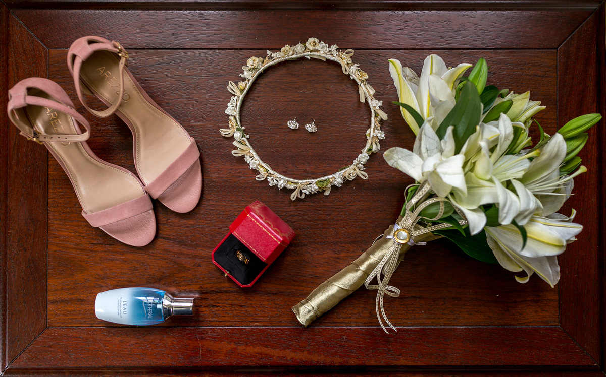 acessórios da noiva (brincos, sapatos, alianças, perfume e bouquet)