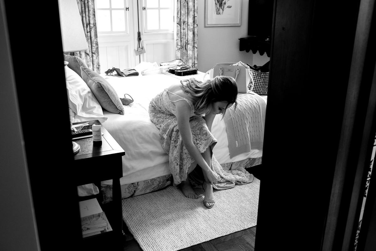 noiva calçando o sapato