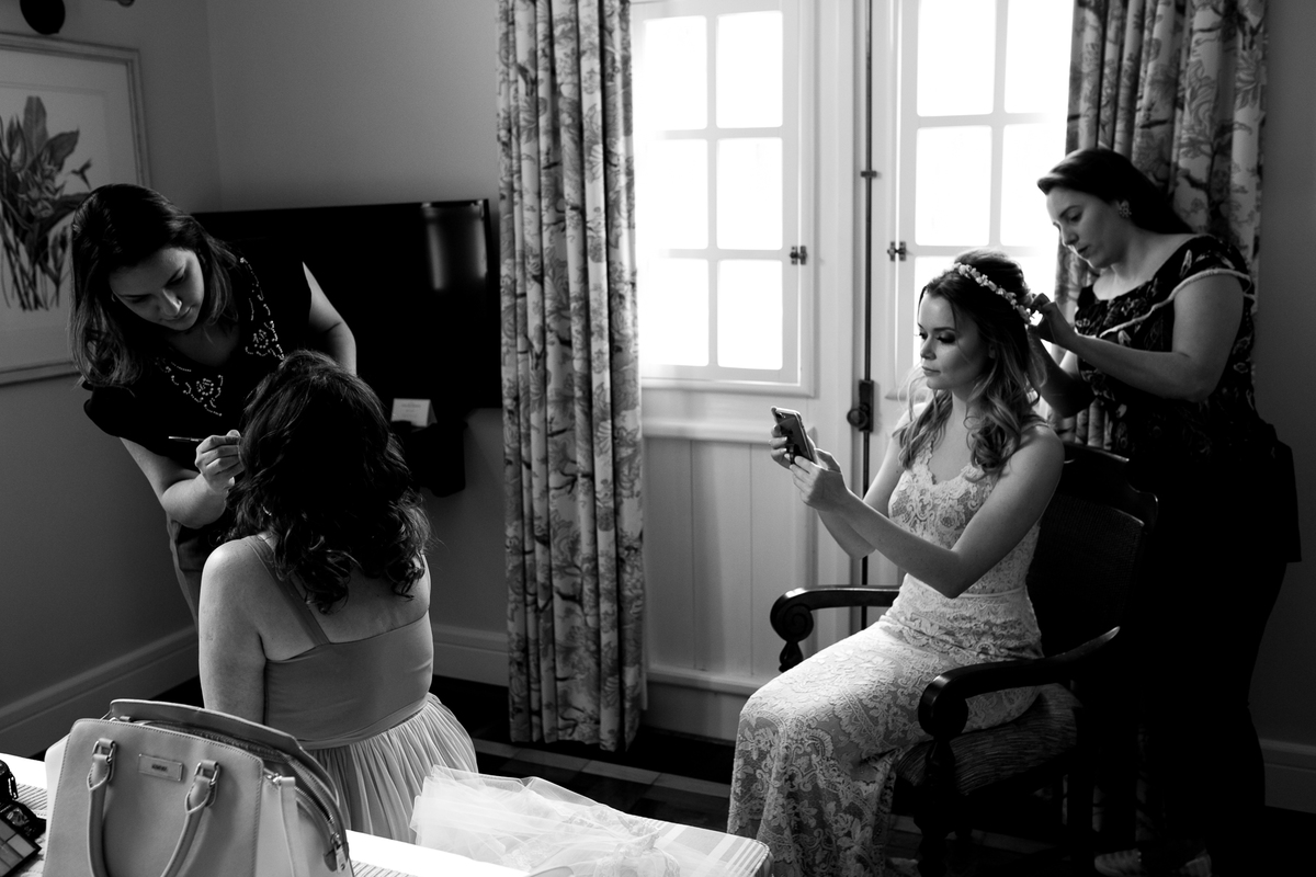 arrumando o cabelo da noiva