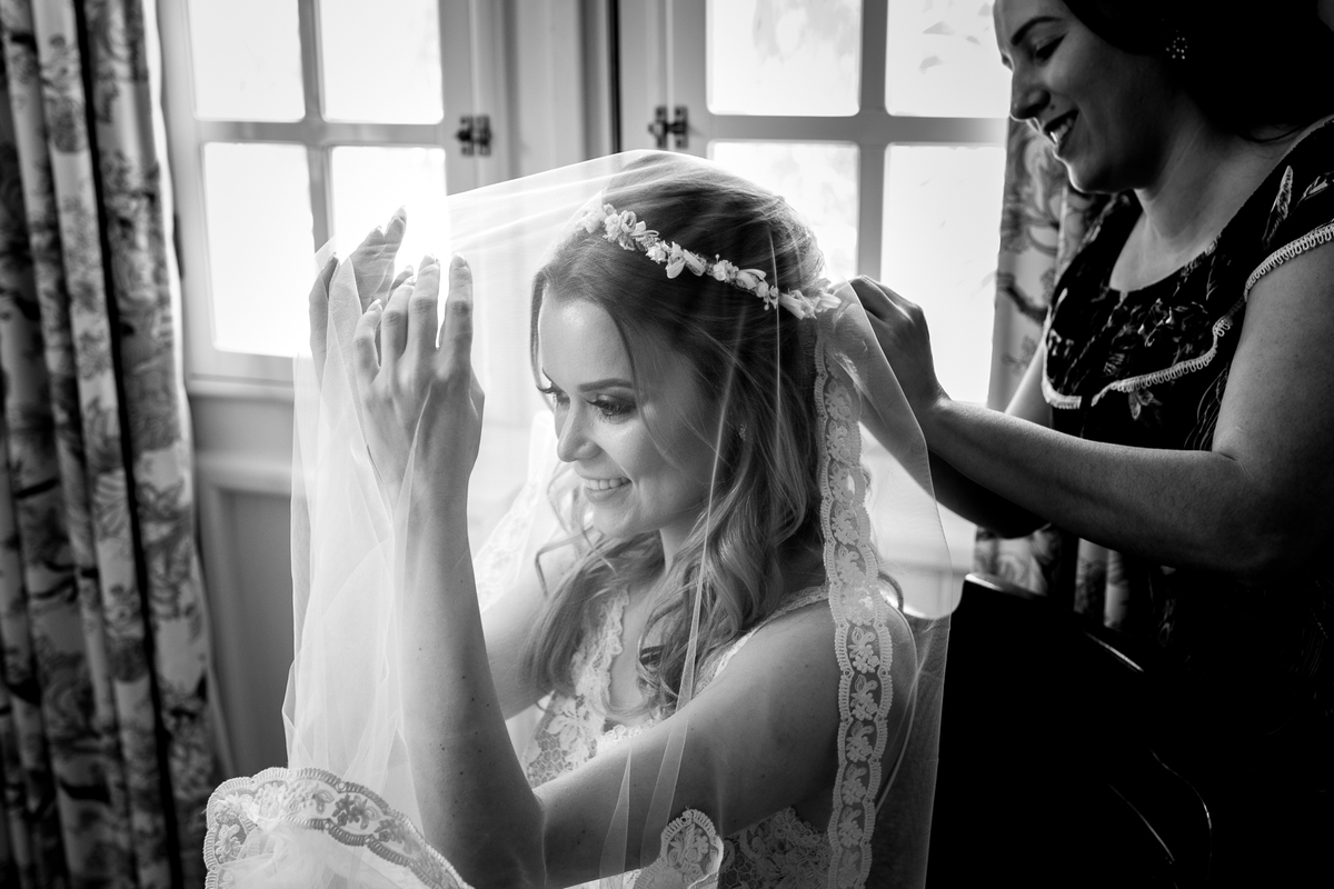 vestindo o véu na noiva