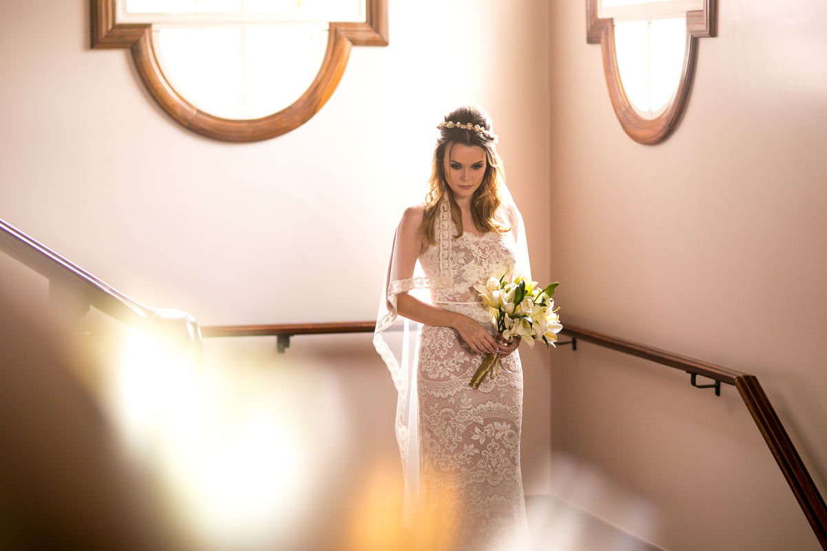 noiva descendo as escadas rumo à cerimônia
