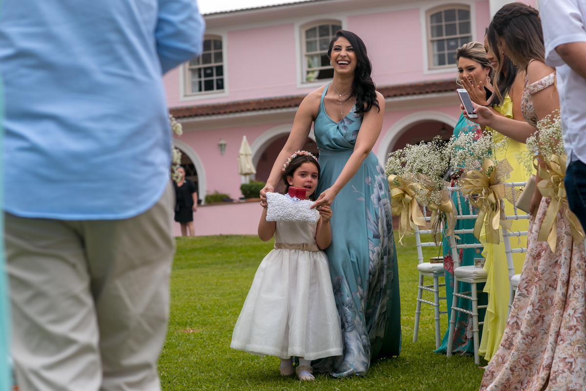 entrada da daminha com as alianças