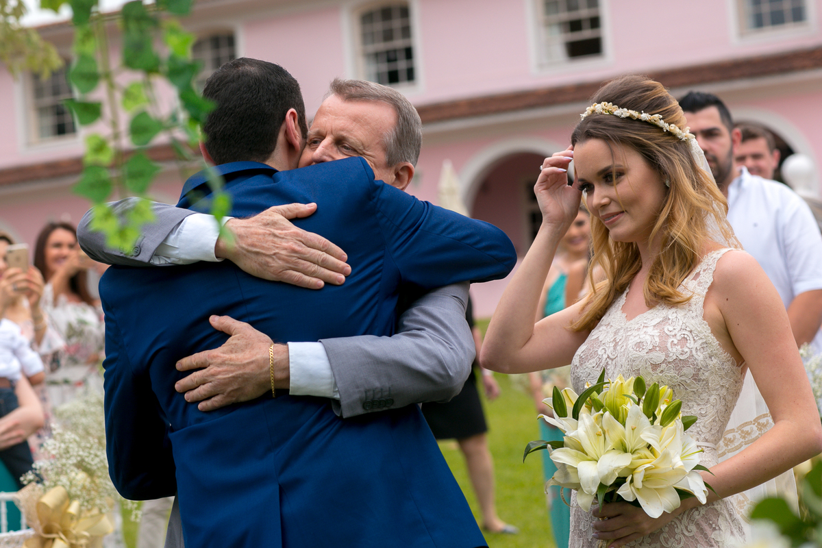 abraço do pai da noiva no noivo