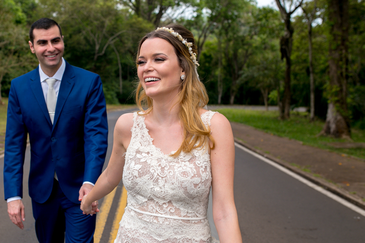 noivos caminhando e sorrindo