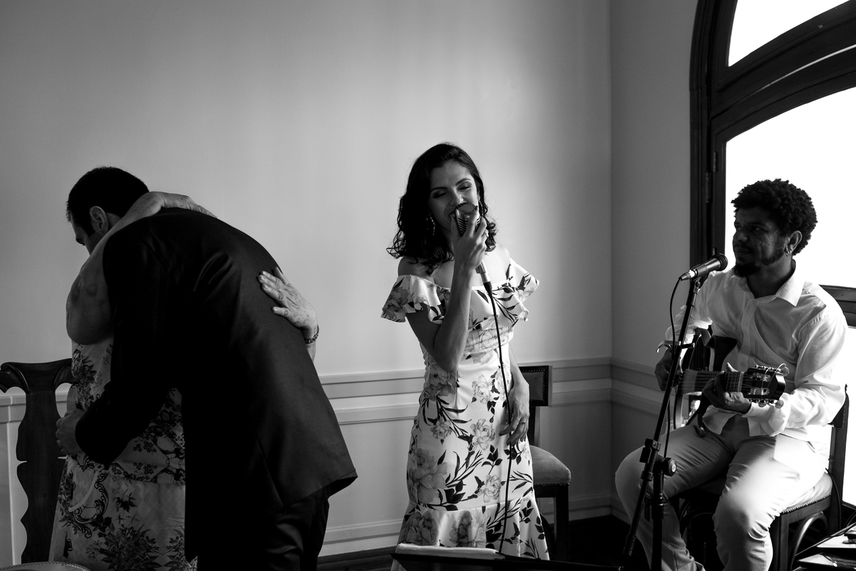 noivo abraçando convidada ao som da banda