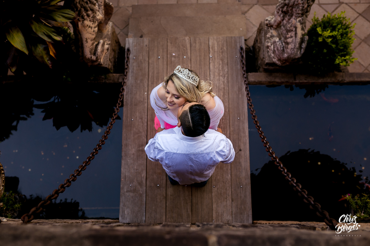 A mamãe princesa com o papai príncipe na ponte do castelo