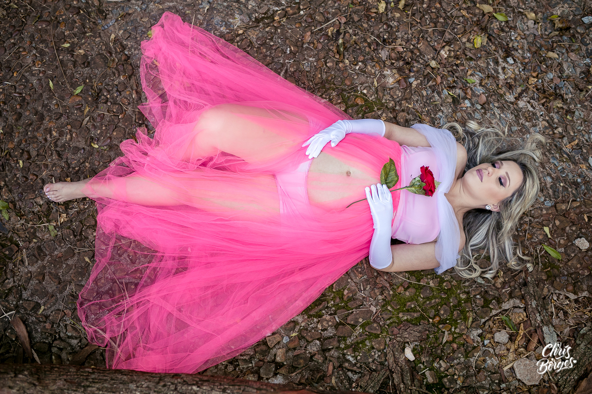 Mamãe princesa deitada no chão