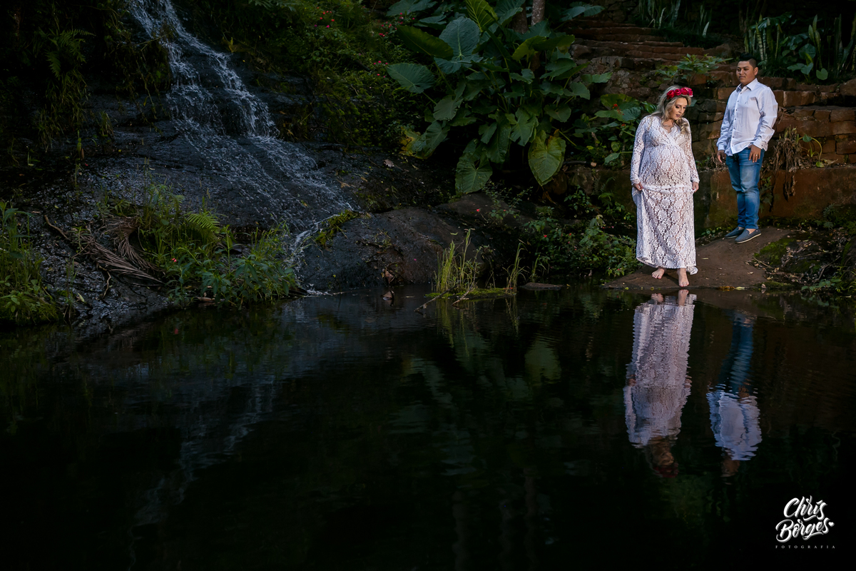 Mamãe e papai à beira do lago