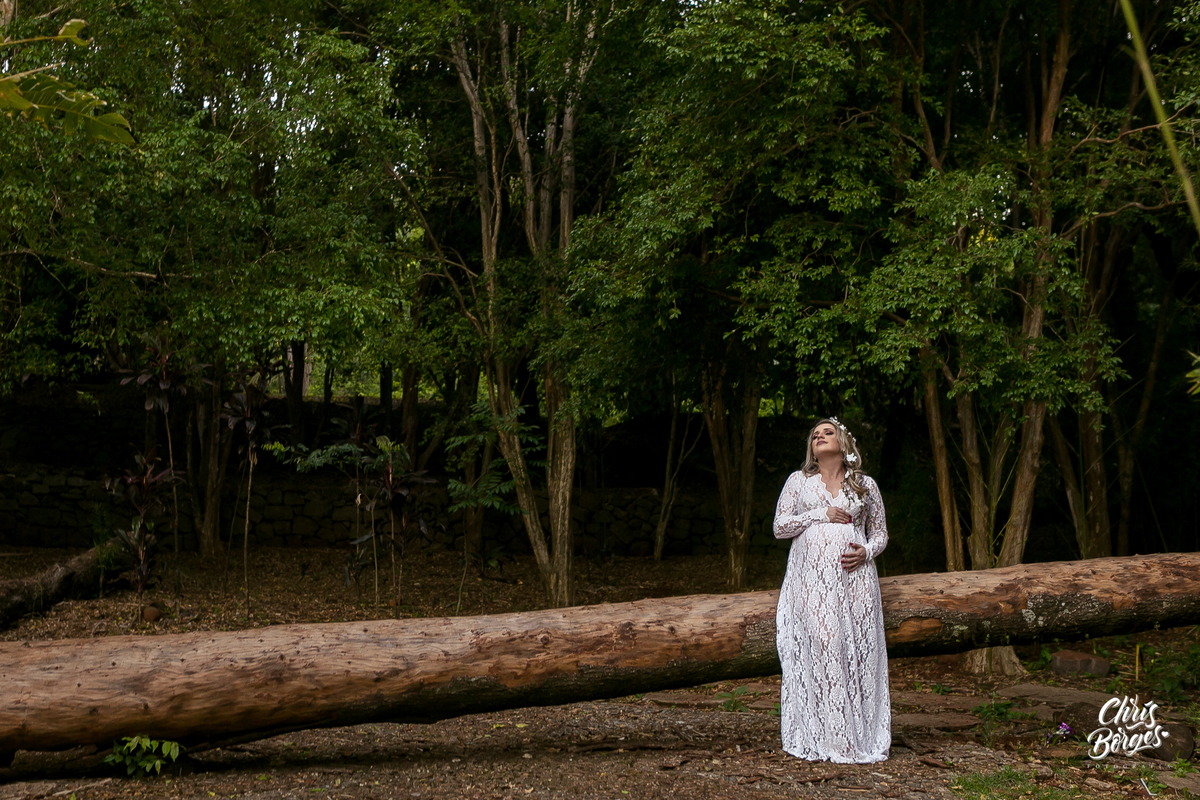 Mamãe pensativa no tronco de árvore
