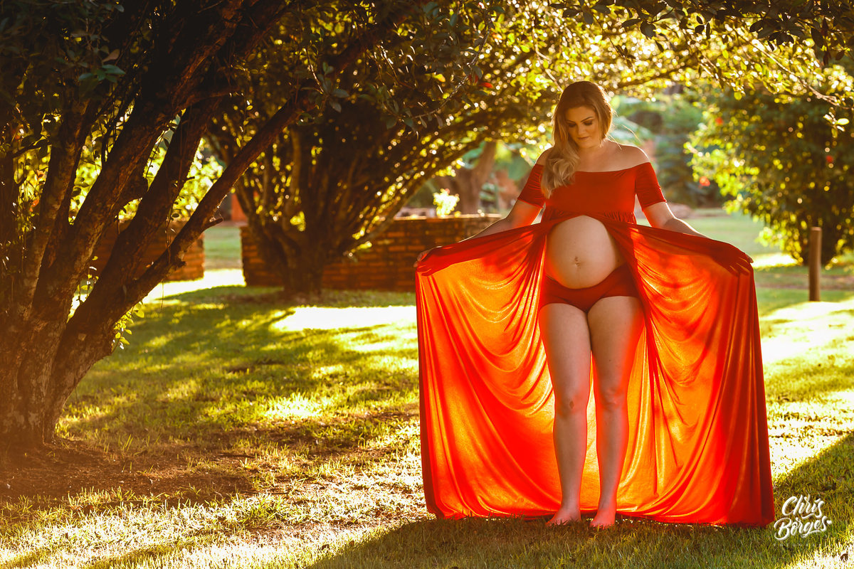 Gestante posando com seu traje de tecido longo