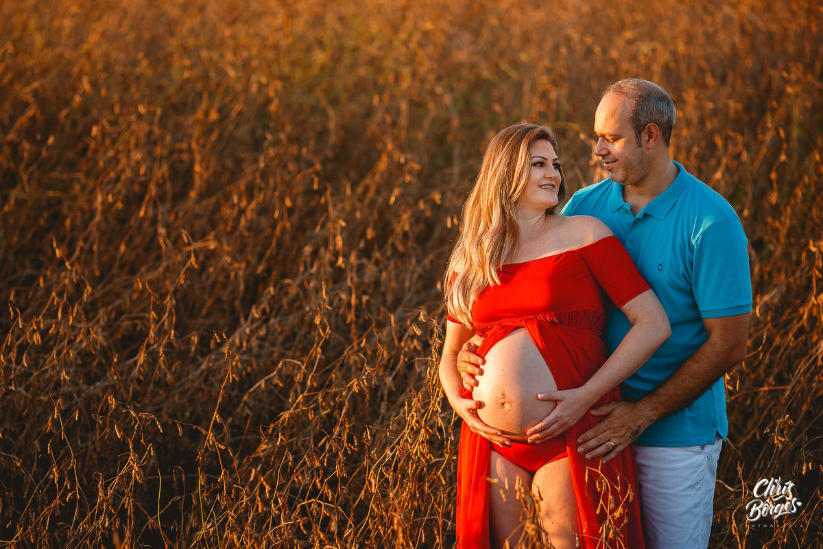 Casal feliz com a doce espera pelo seu primeiro filho