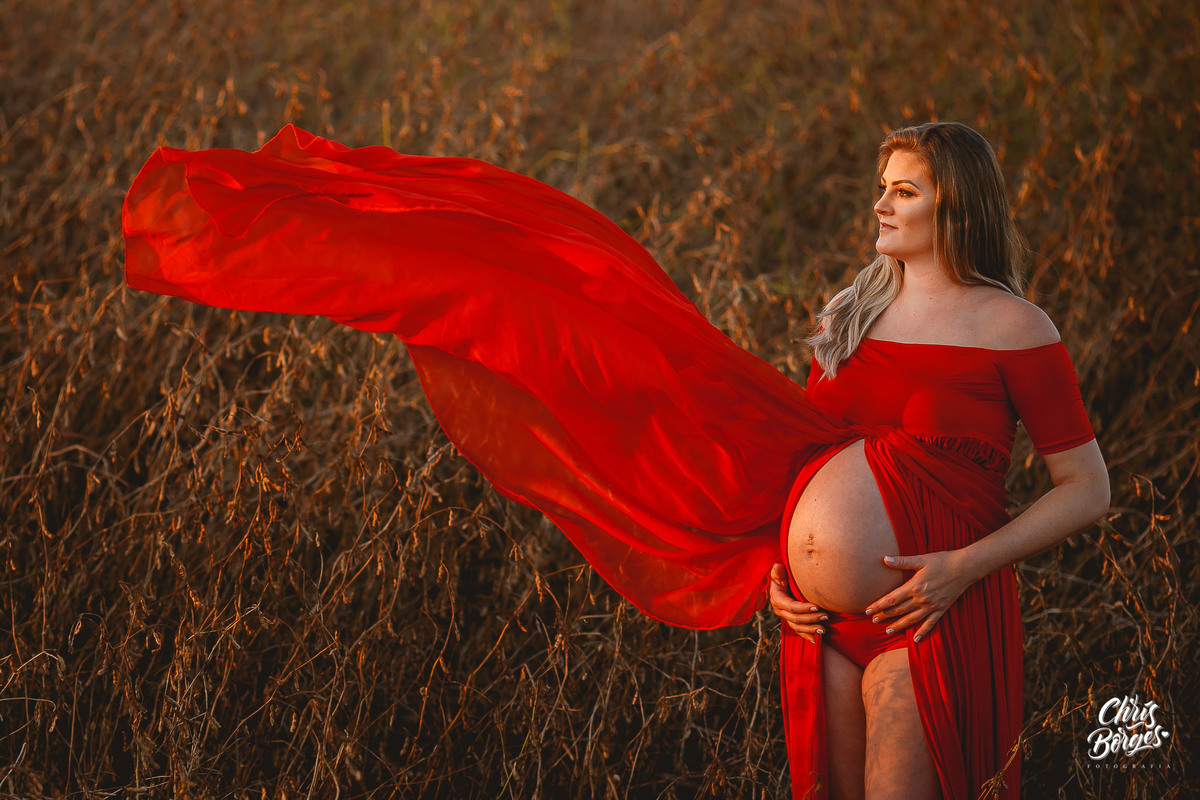 Gestante com seu traje esvoaçante