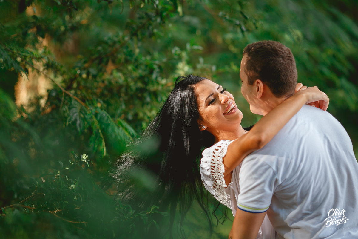 noivo abraçando e girando a noiva