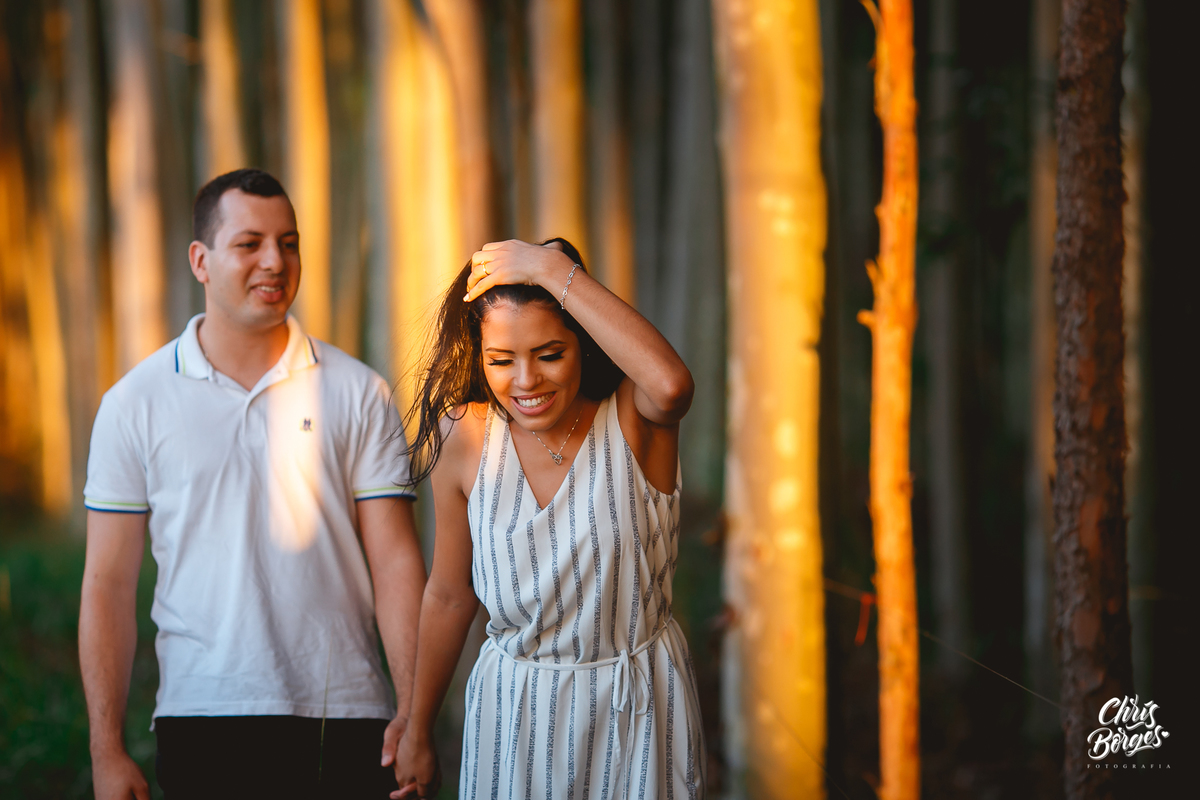 noivos passeando no bosque de mãos dadas