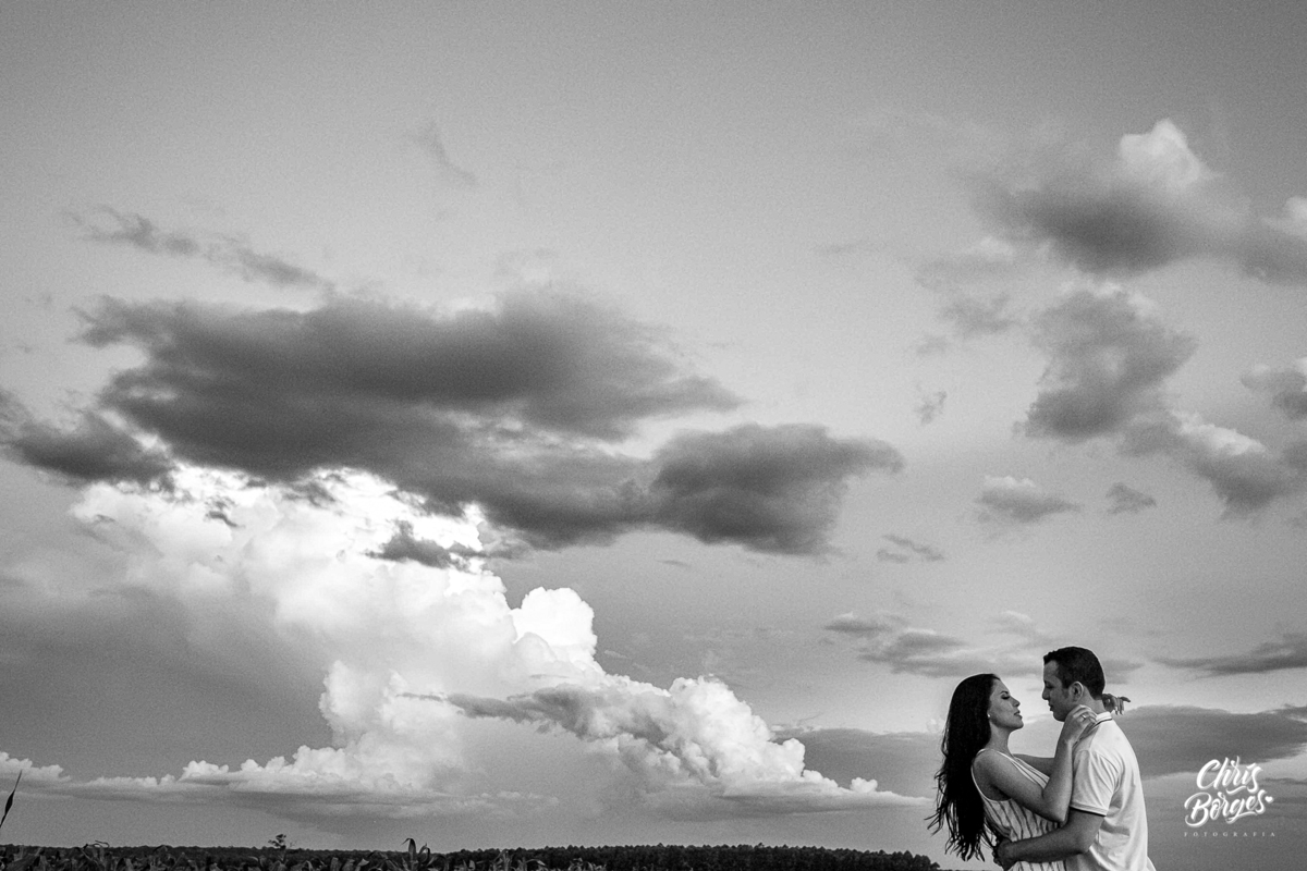 noivos abraçados no por do sol