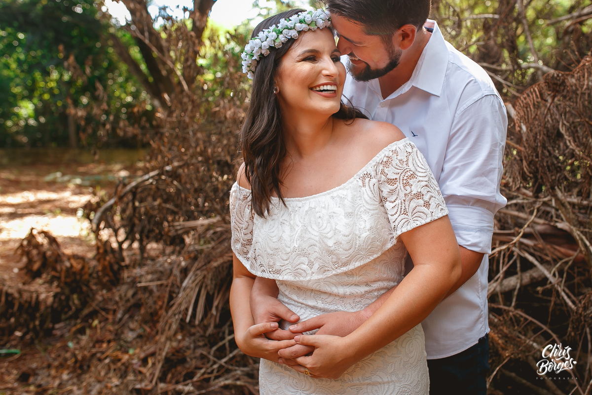 noivos sorrindo enquanto se abraçam