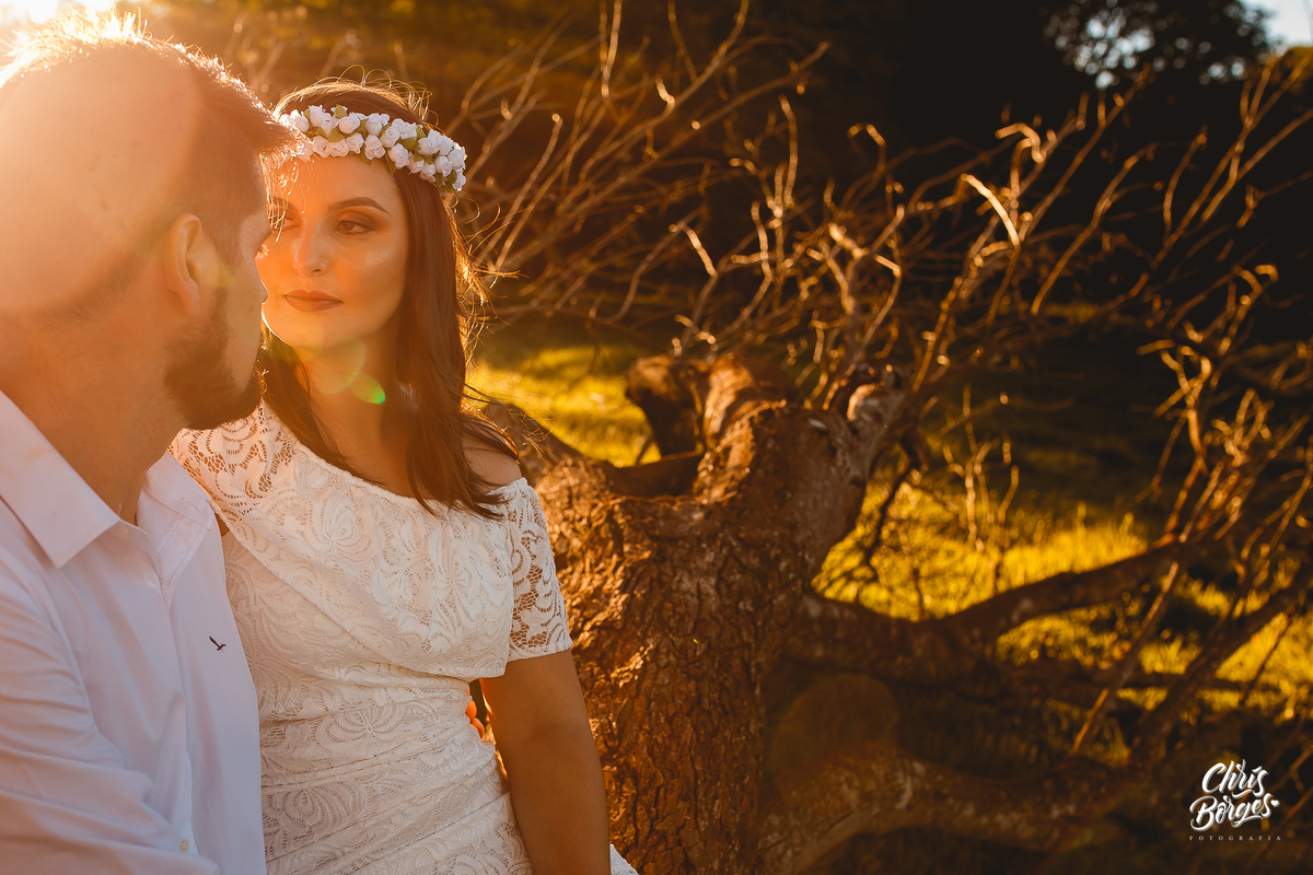 noivos se olhando no por do sol