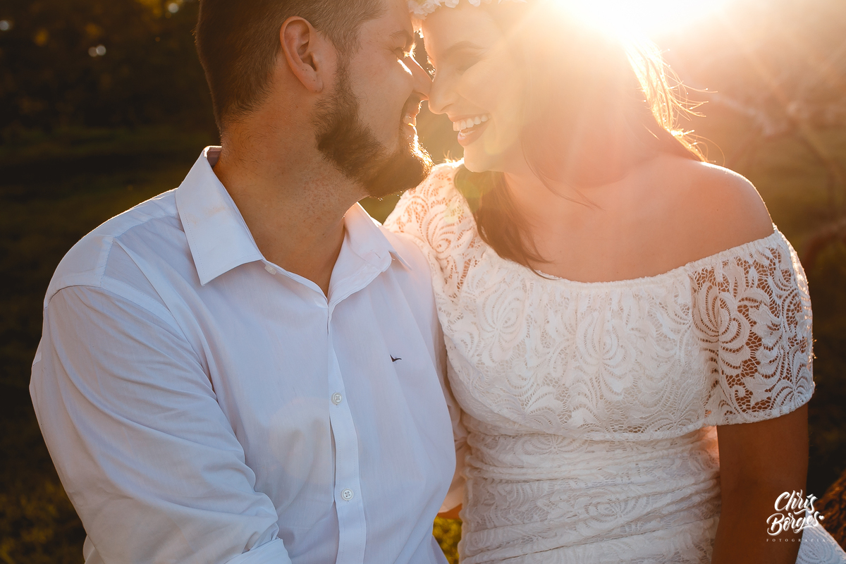 noivos sorrindo no por do sol