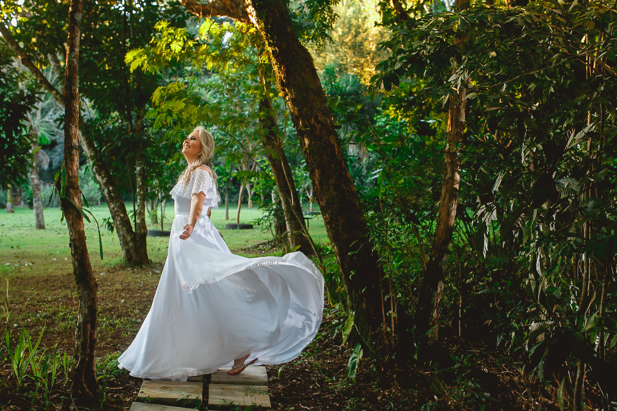 noiva girando seu lindo vestido