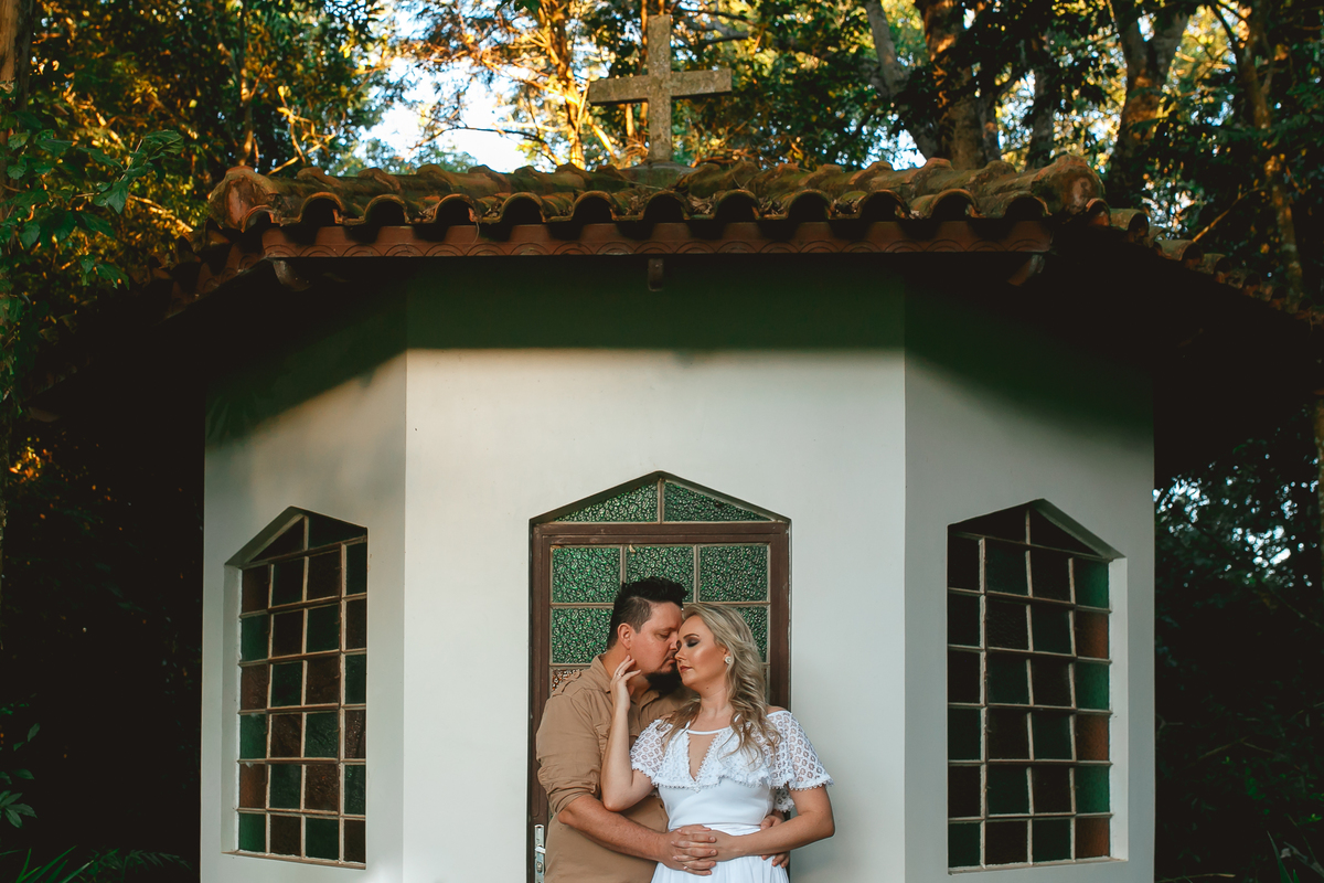 noivos em frente a capela