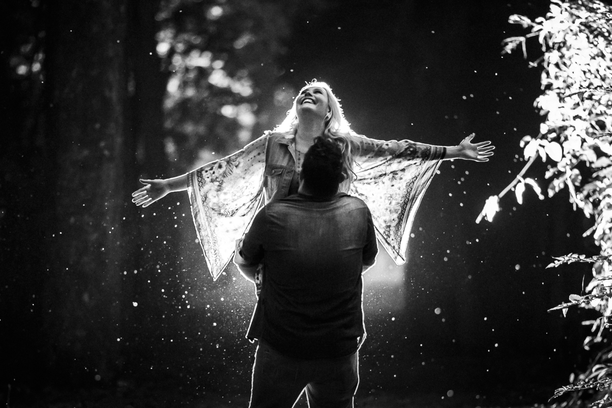 noivo girando a noiva no ar