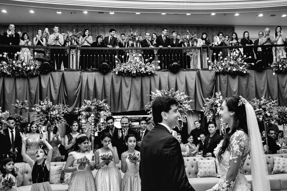 noivos sendo observados