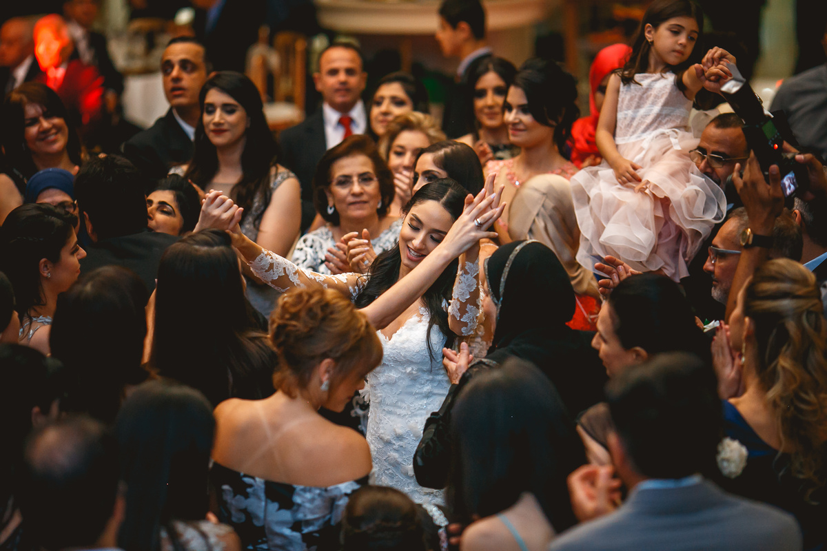 noiva curtindo a dança com convidados