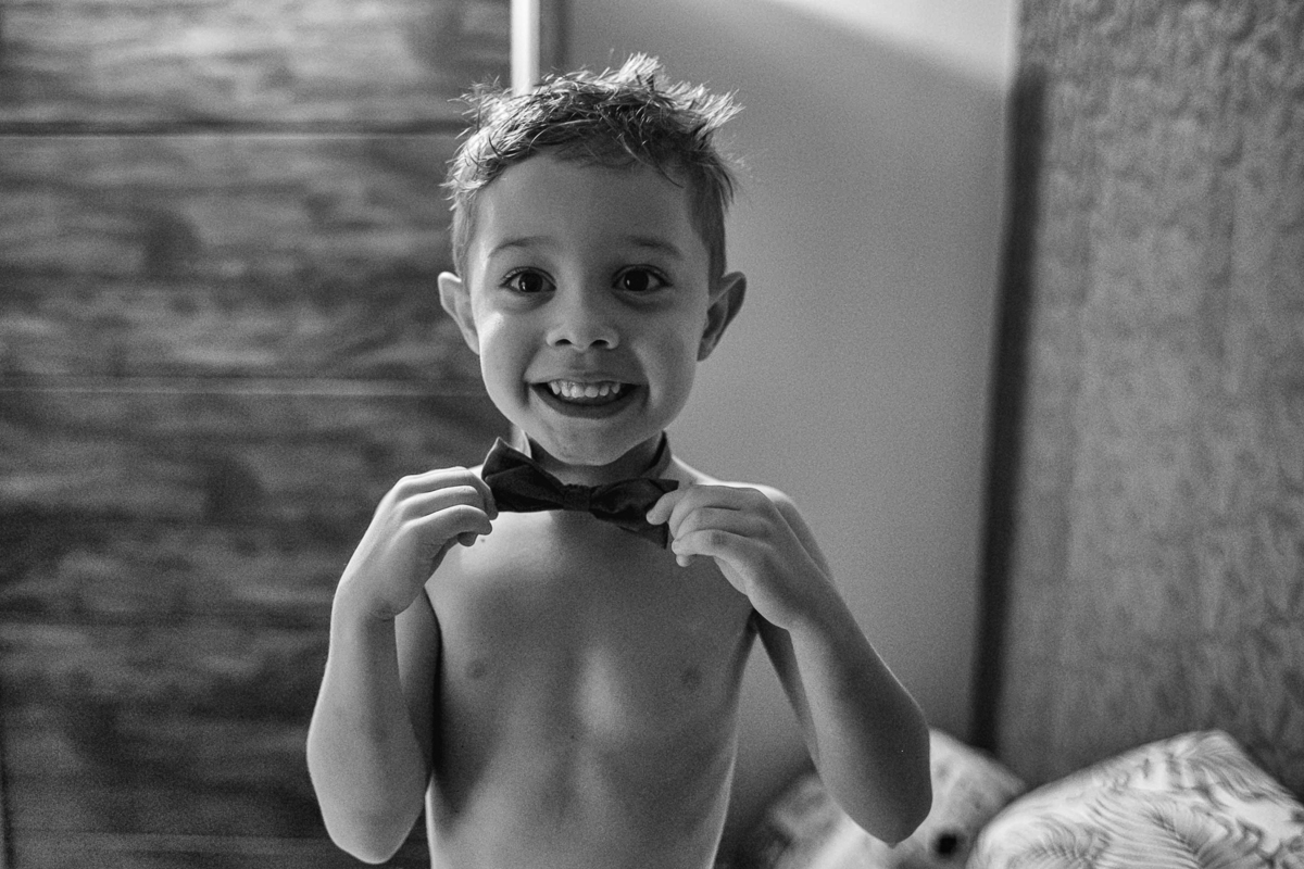 filho dos noivos se arrumando