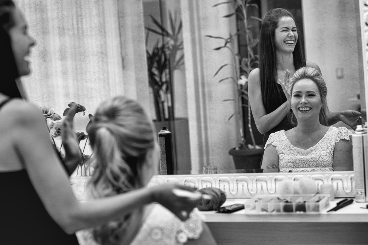 noiva arrumando o cabelo