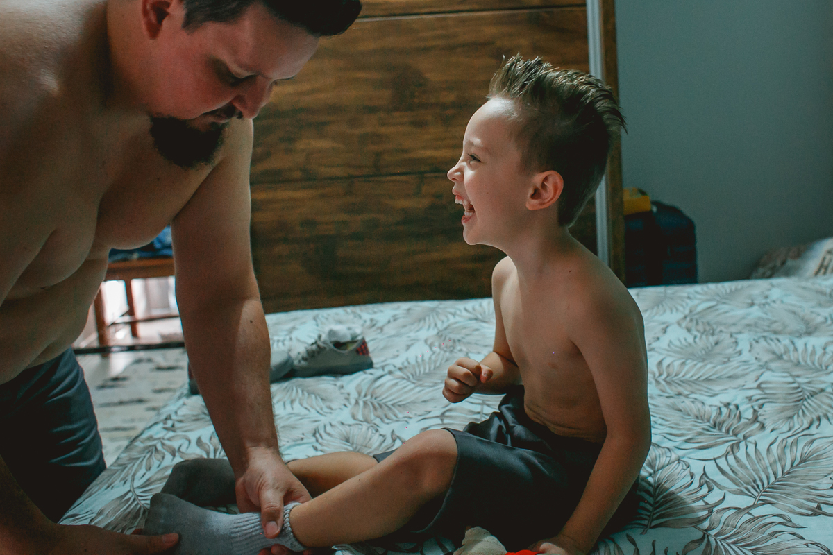 pai e filho se arrumando