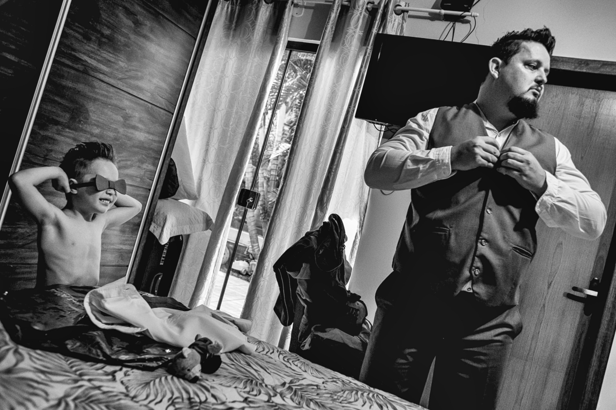 pai e filho se arrumando