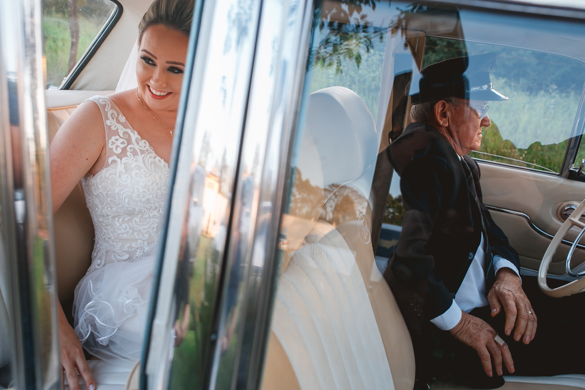 noiva esperando no carro