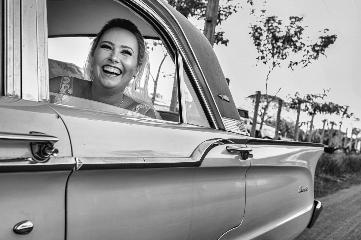 noiva sorridente no carro